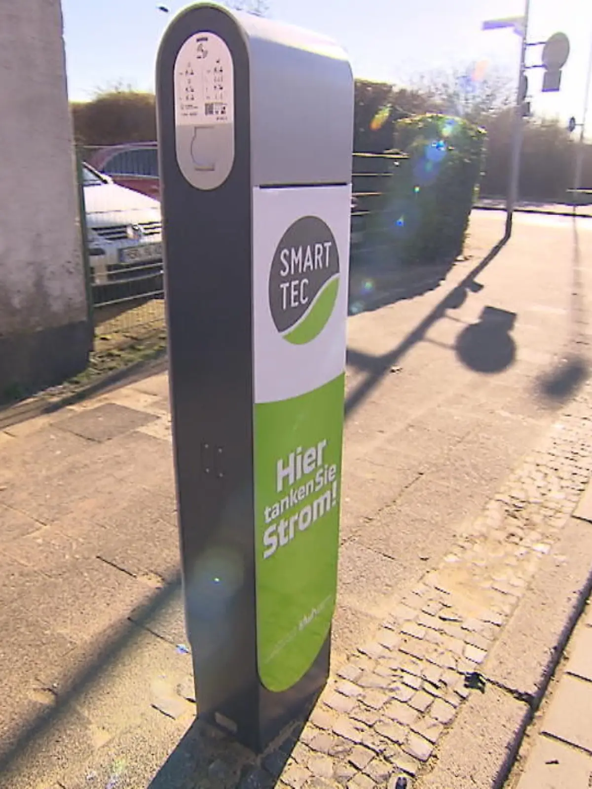 Bild zu: "E-Auto Ladesäule im Halteverbot"