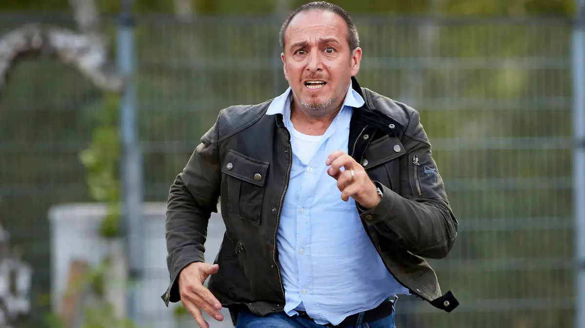 Semir (Erdogan Atalay) muss mitansehen, wie ein Container auf Danas Auto fällt...