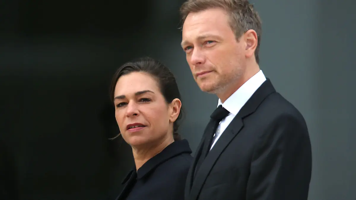 Der FDP-Parteivorsitzende Christian Lindner und kommt am 17.04.2016 mit seiner Frau Dagmar Rosenfeld zum Staatsakt für den verstorbenen früheren Außenminister Hans-Dietrich Genscher (FDP) im ehemaligen Plenarsaal des Bundestags in Bonn (Nordrhein-Westfalen). Foto: Oliver Berg/dpa | Verwendung weltweit