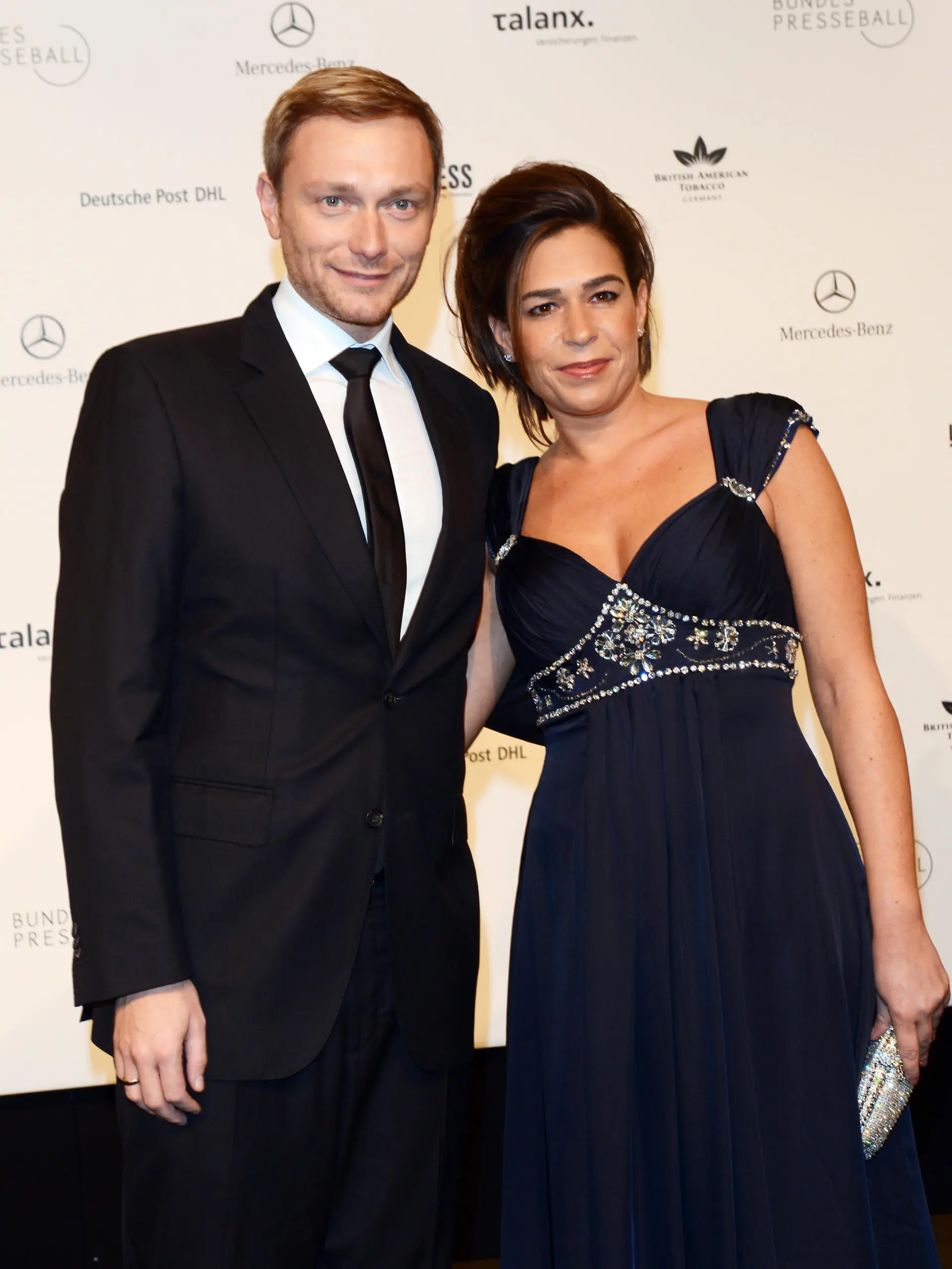 Christian Lindner, Vorsitzender des FDP-Landesverbandes Nordrhein-Westfalen, und seine Frau Dagmar Rosenfeld kommen am 29.11.2013 zum Bundespresseball in Berlin. Unter dem Motto "Visionen" feiern dieses Jahr rund 2000 Gäste aus Politik, Wirtschaft und Medien im Hotel Intercontinental den traditionellen Ball der Bundespressekonferenz. Foto: Jens Kalaene/dpa | Verwendung weltweit