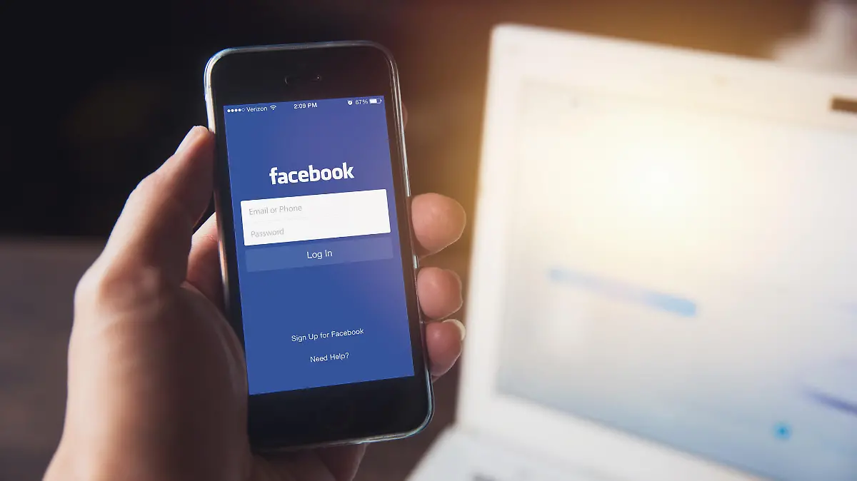 Smartphone mit Facebook-Login.