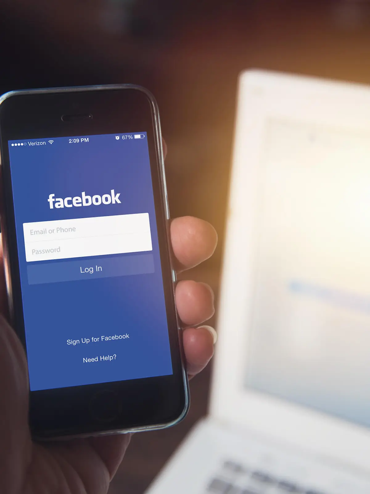 Smartphone mit Facebook-Login.