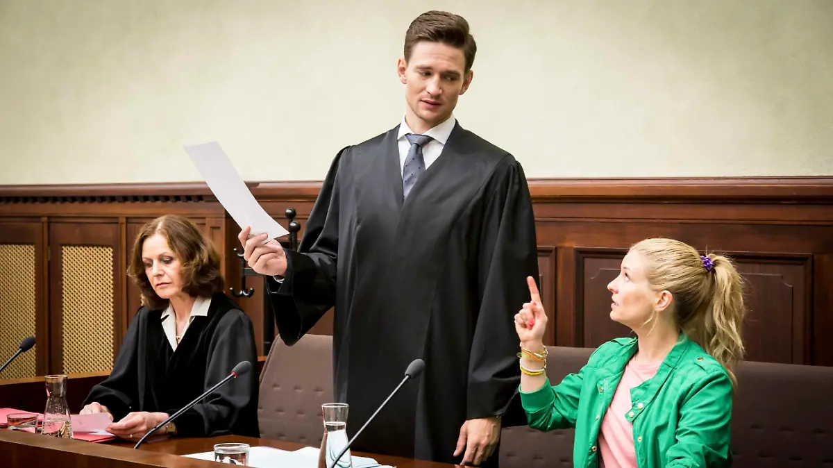 Maximilian Mertens (August Wittgenstein) und Jenny Kramer (Birte Hanusrichter, r.).