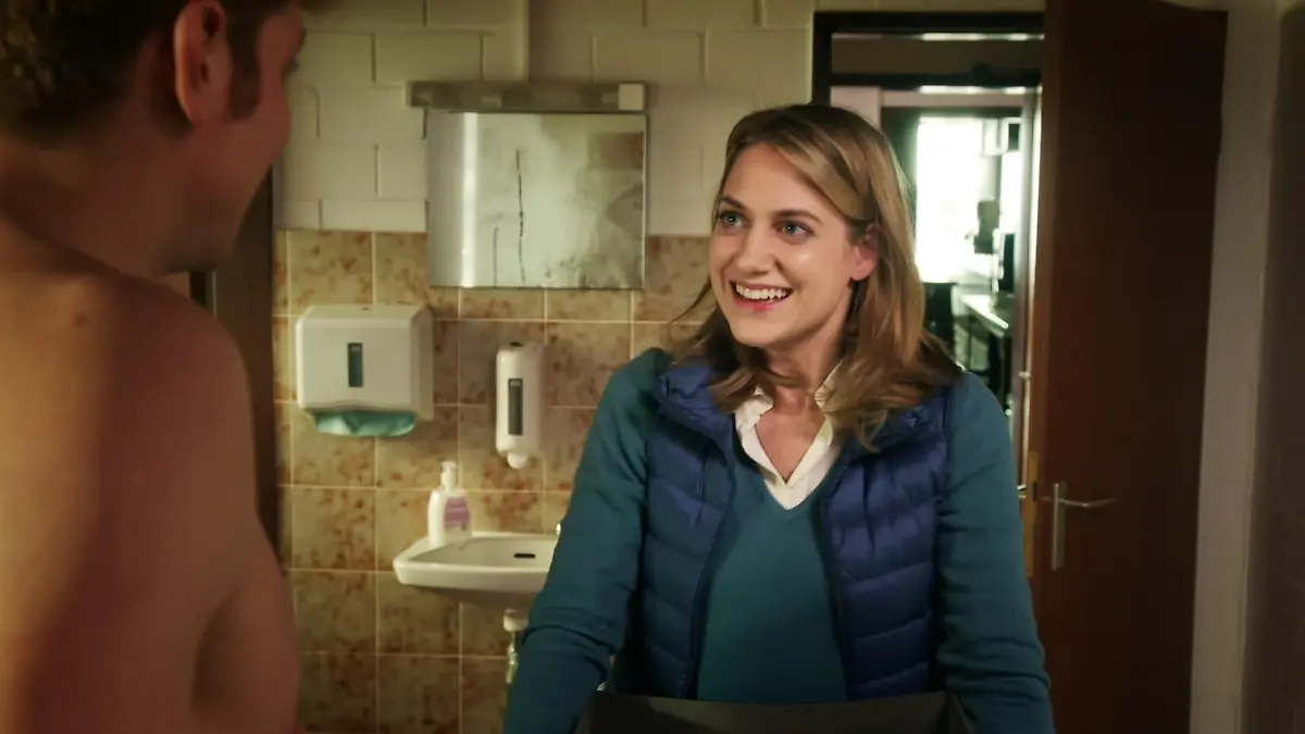 Eva (Bettina Burchard) trifft unerwartet auf Maik (Daniel Donskoy), der gerade aus der Dusche kommt.
