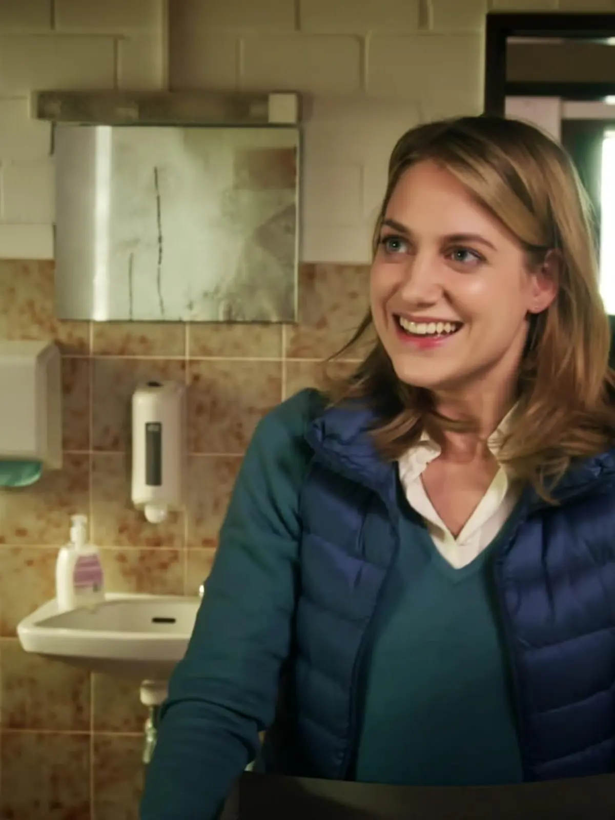Eva (Bettina Burchard) trifft unerwartet auf Maik (Daniel Donskoy), der gerade aus der Dusche kommt.
