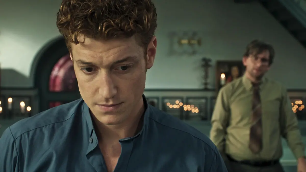 Berthold Erdmann (Sebastian Schwarz, r.) bedankt sich bei Maik (Daniel Donskoy).