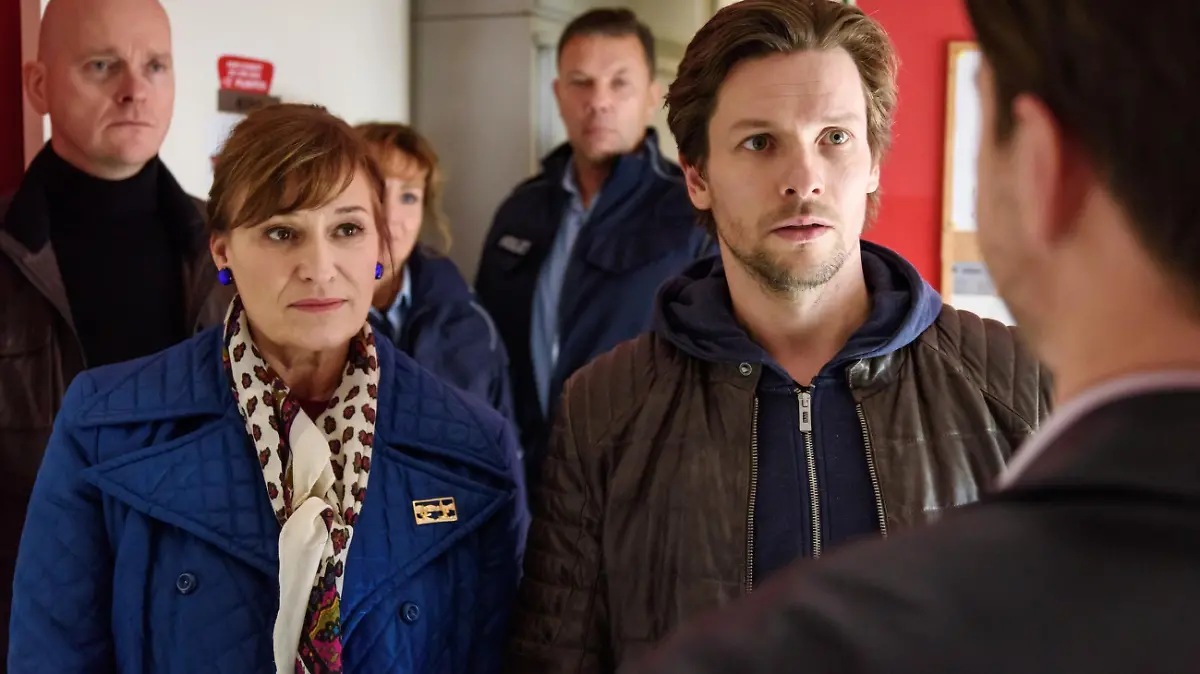 Yasmina (Andreja Schneider) und Hannes (Bert Tischendorf) stellen gemeinsam mit der Polizei den Täter zur Rede.