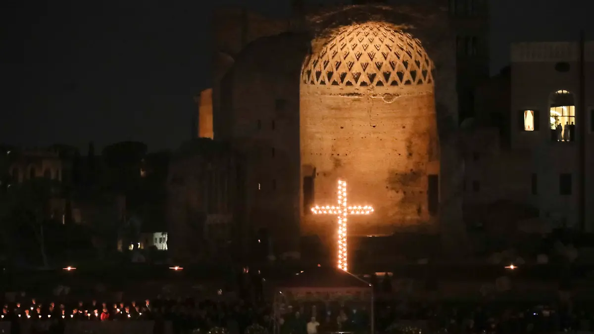 30.03.2018, Italien, Rom: Papst Franziskus leitet die Kreuzwegsprozession am Kolosseum. Zehntausende Menschen verfolgen traditionell das Spektakel, bei dem in 14 Stationen der Weg Jesu ans Kreuz nachgestellt wird. Foto: Alessandra Tarantino/AP/dpa +++ dpa-Bildfunk +++