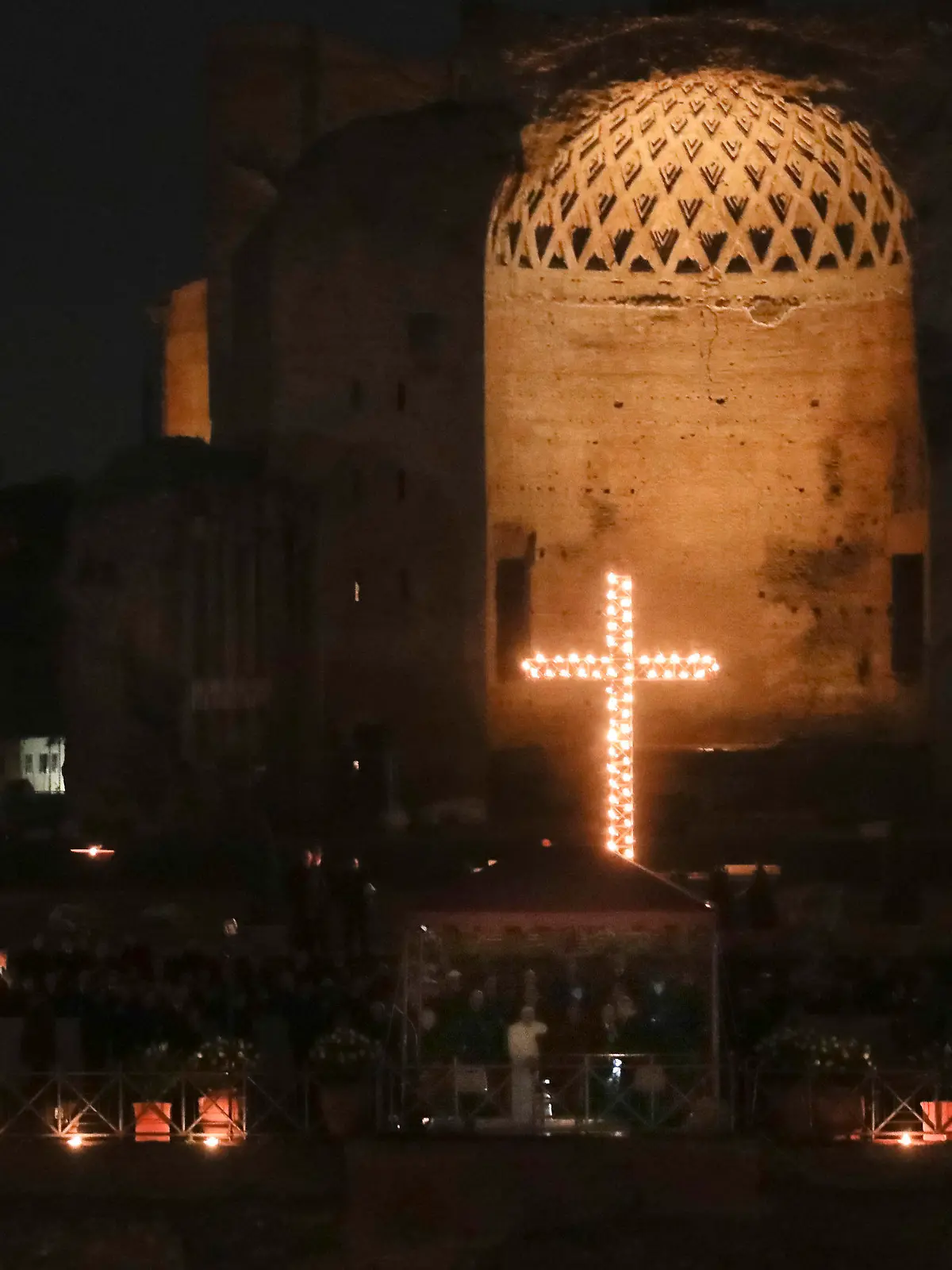 30.03.2018, Italien, Rom: Papst Franziskus leitet die Kreuzwegsprozession am Kolosseum. Zehntausende Menschen verfolgen traditionell das Spektakel, bei dem in 14 Stationen der Weg Jesu ans Kreuz nachgestellt wird. Foto: Alessandra Tarantino/AP/dpa +++ dpa-Bildfunk +++