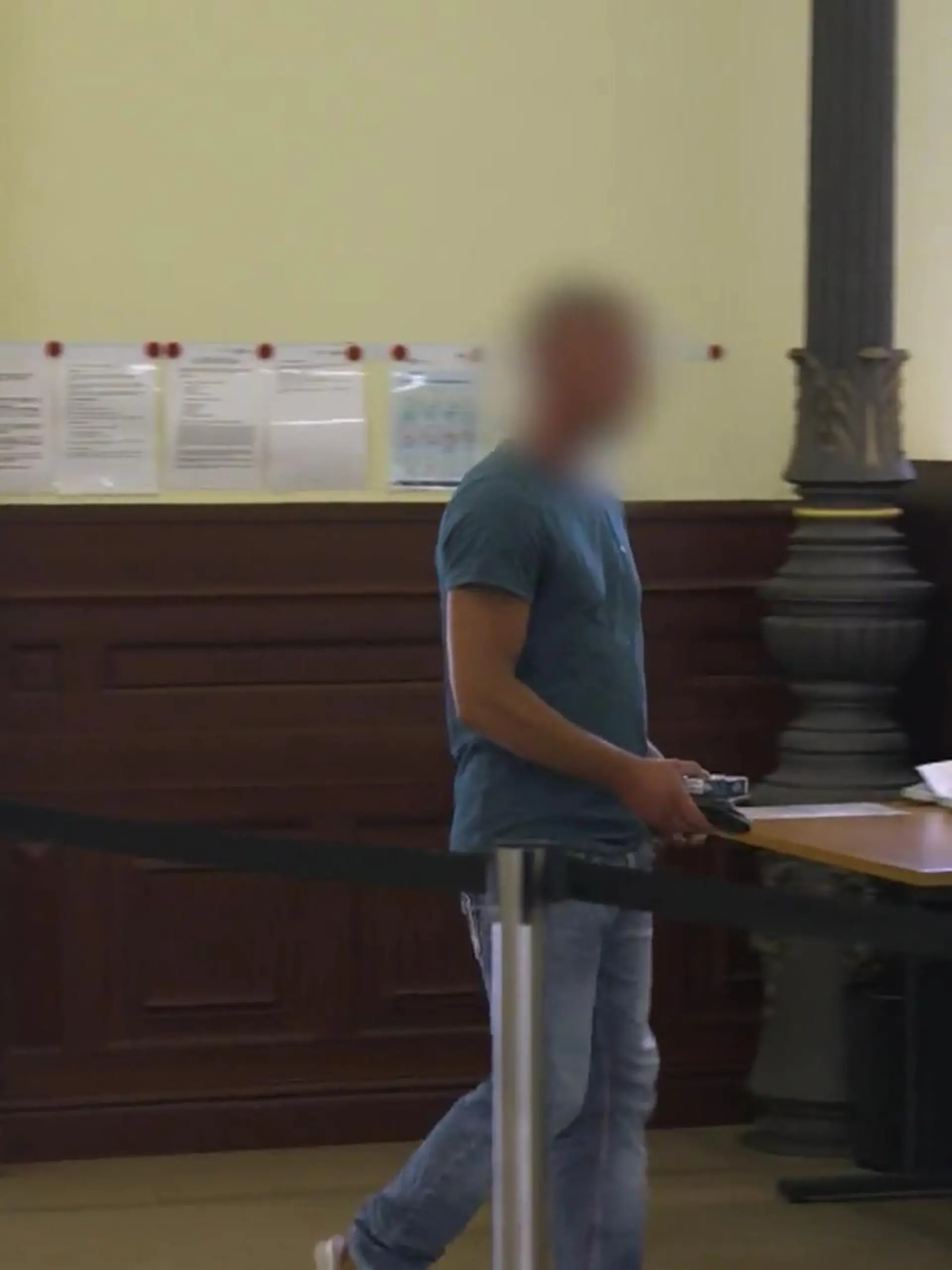 Seit zwei Jahren lebt Franziska in ständiger Angst. Ihr Ex-Freund Ronny H. (39) macht der 32-Jährigen das Leben zur Hölle. Er schickt der jungen Mutter Drohnachrichten, zerstört ihr Auto, bricht bei ihr ein. Aus Angst verlässt Franziska ihre Wohnung nicht mehr. Im Prozess kommt heraus: Der 39-Jährige wurde schon vor 15 Jahren wegen Stalkings verurteilt.