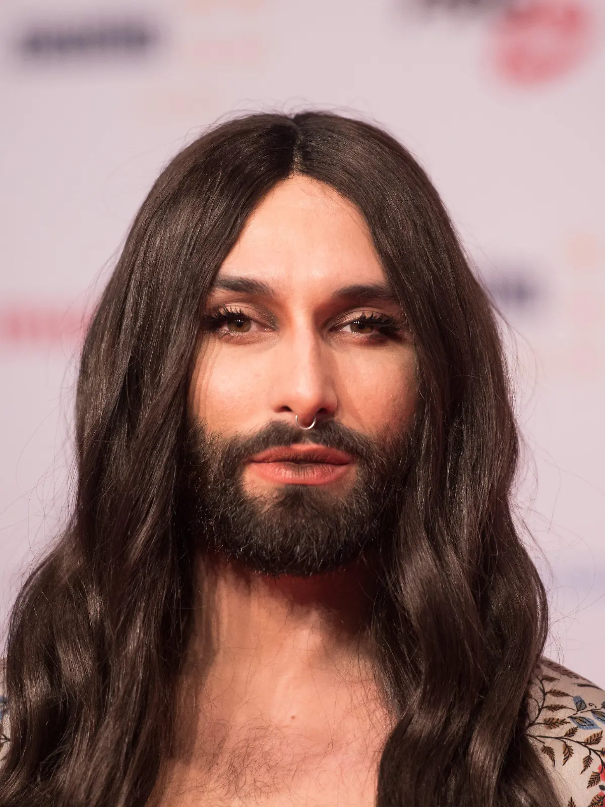 ARCHIV - 09.04.2018, Hessen, Frankfurt am Main: Conchita Wurst (Thomas Neuwirth), Kunstfigur und österreichische Sängerin, steht auf dem roten Teppich. Conchita Wurst hat öffentlich gemacht, mit HIV infiziert zu sein. Auf der Plattform Instagram postete der österreichische Travestiekünstler und Sänger Thomas Neuwirth (29), der hinter dem Make-up der erfolgreichen Dragqueen steckt, am Sonntag: «Ich bin seit vielen Jahren HIV-positiv.» Er mache diese Information öffentlich, weil ein Ex-Freund ihm drohe, diese zu verbreiten. Foto: Andreas Arnold/dpa +++ dpa-Bildfunk +++
