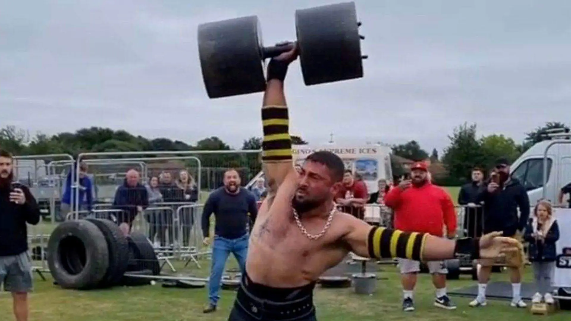 SONDERKONDITIONEN: Satzpreis!
Leeroi Smith. See SWNS story SWLSspine - England's strongest man fears he will not be able to pick up his son ever again after doctors warned he faces paralysis after a mystery injury. Leeroi Smith, 30, was "scared" after his doctor used the word "paralysis" following the discovery of a prolapsed disk in his spine. The professional strong man who was named England's strongest in the under 90kg category last year has now had to stop competing to try and stop the condition from worsening.
/ action press