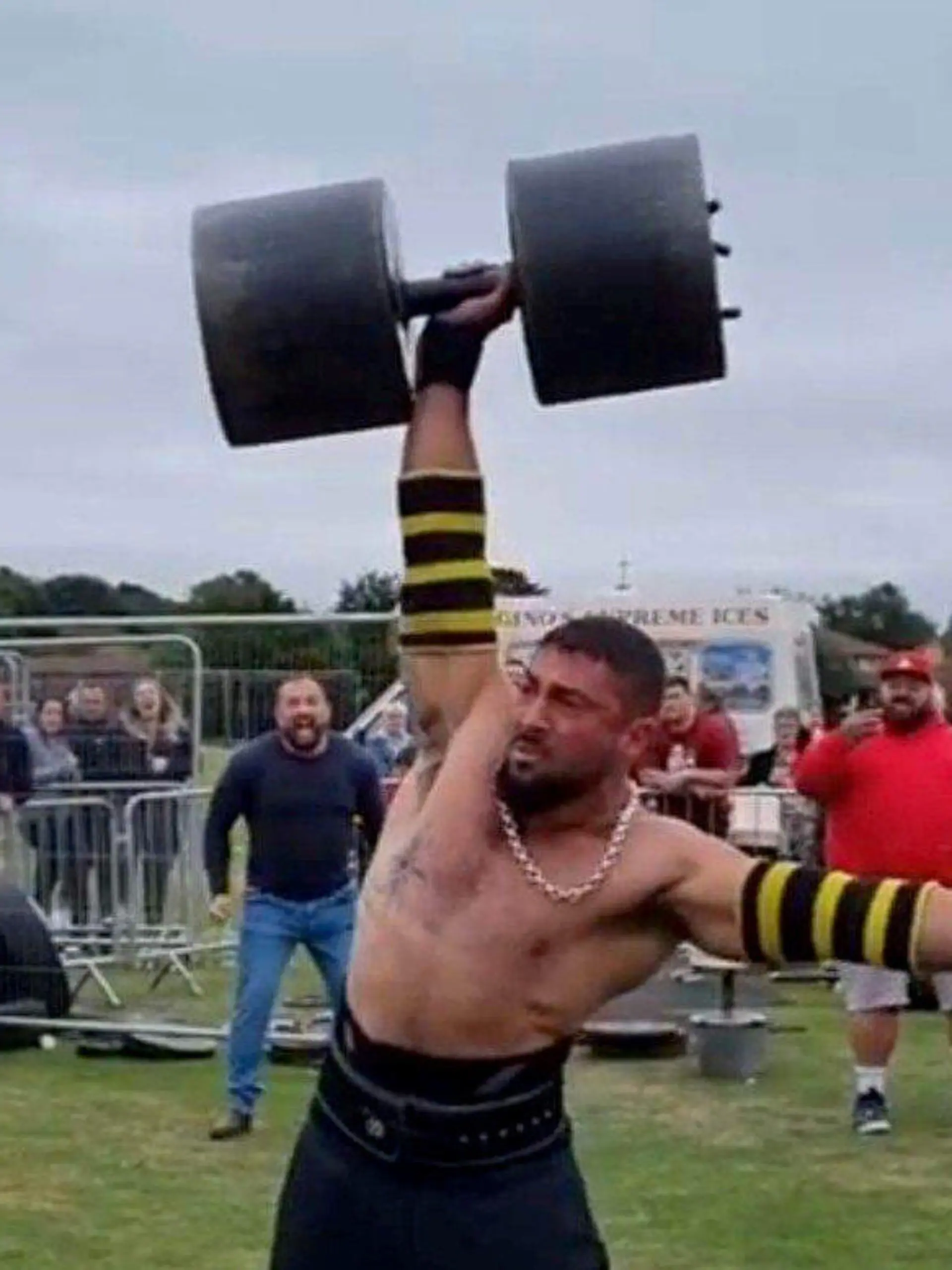 SONDERKONDITIONEN: Satzpreis!
Leeroi Smith. See SWNS story SWLSspine - England's strongest man fears he will not be able to pick up his son ever again after doctors warned he faces paralysis after a mystery injury. Leeroi Smith, 30, was "scared" after his doctor used the word "paralysis" following the discovery of a prolapsed disk in his spine. The professional strong man who was named England's strongest in the under 90kg category last year has now had to stop competing to try and stop the condition from worsening.
 / action press