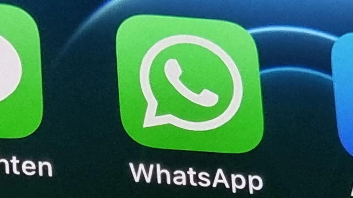 ARCHIV - 20.05.2021, Berlin: Das Logo des Nachrichtendienstes WhatsApp wird auf dem Display eines Smartphones angezeigt.    (zu dpa "WhatsApp weitet Nutzung selbstlöschender Chats aus") Foto: Christoph Dernbach/dpa +++ dpa-Bildfunk +++