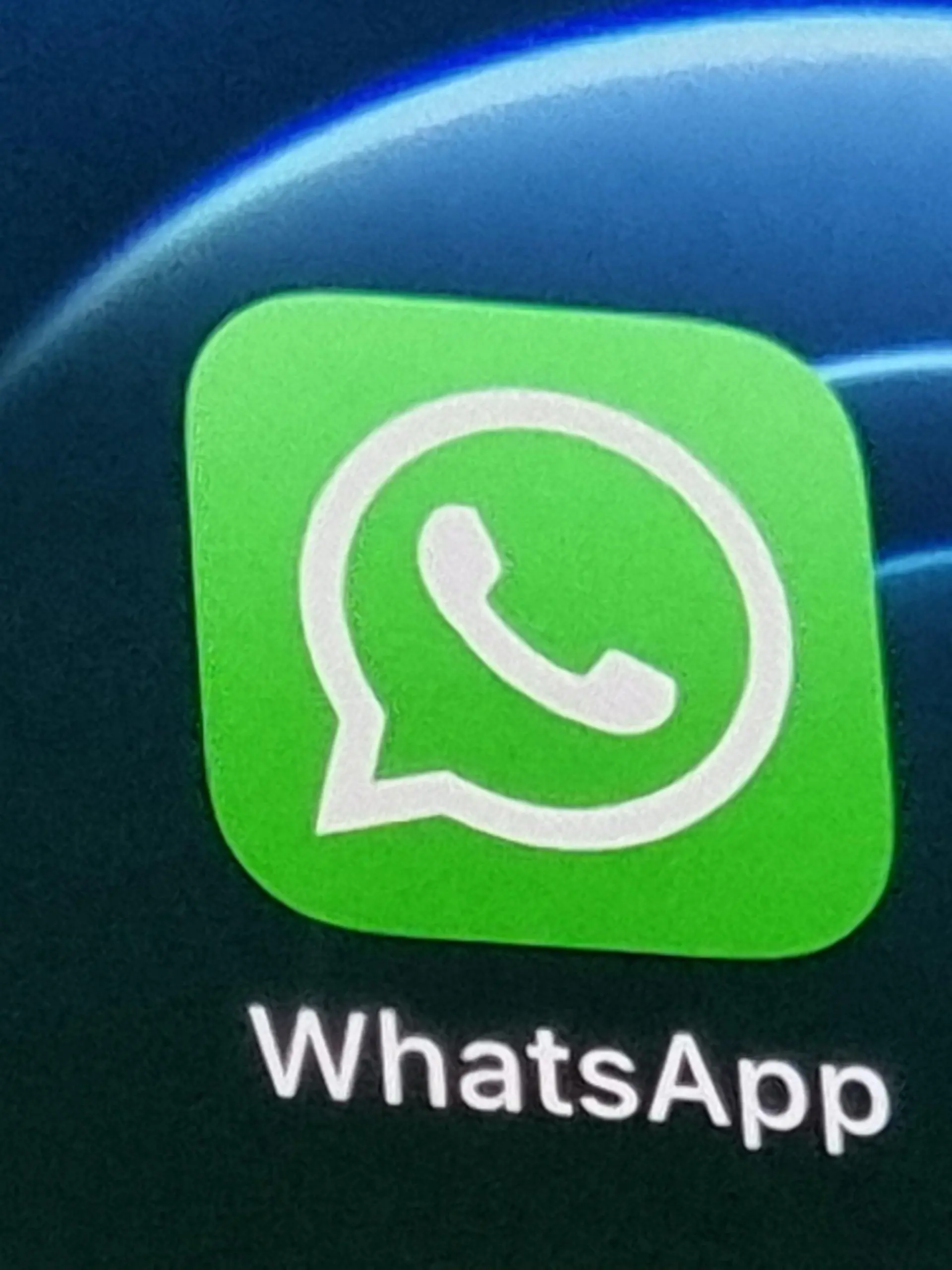 ARCHIV - 20.05.2021, Berlin: Das Logo des Nachrichtendienstes WhatsApp wird auf dem Display eines Smartphones angezeigt.    (zu dpa "WhatsApp weitet Nutzung selbstlöschender Chats aus") Foto: Christoph Dernbach/dpa +++ dpa-Bildfunk +++