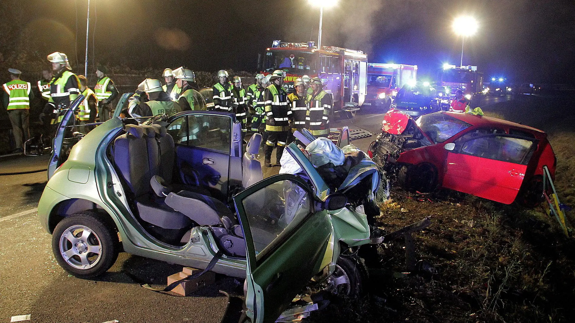 ARCHIV - 20.11.2016, Bayern, Rosenheim: Rettungskräfte und zwei zerstörte Fahrzeuge stehen an einer Unfallstelle. Zwei junge Frauen starben bei dem Unfall, drei Menschen wurden schwer verletzt. Nun müssen sich zwei Männer wegen fahrlässiger Tötung vor Gericht verantworten. (zu dpa «Neuauflage des Prozesses um einen tödlichen Verkehrsunfall» vom 10.04.2018) Foto: Josef Reisner/dpa +++ dpa-Bildfunk +++