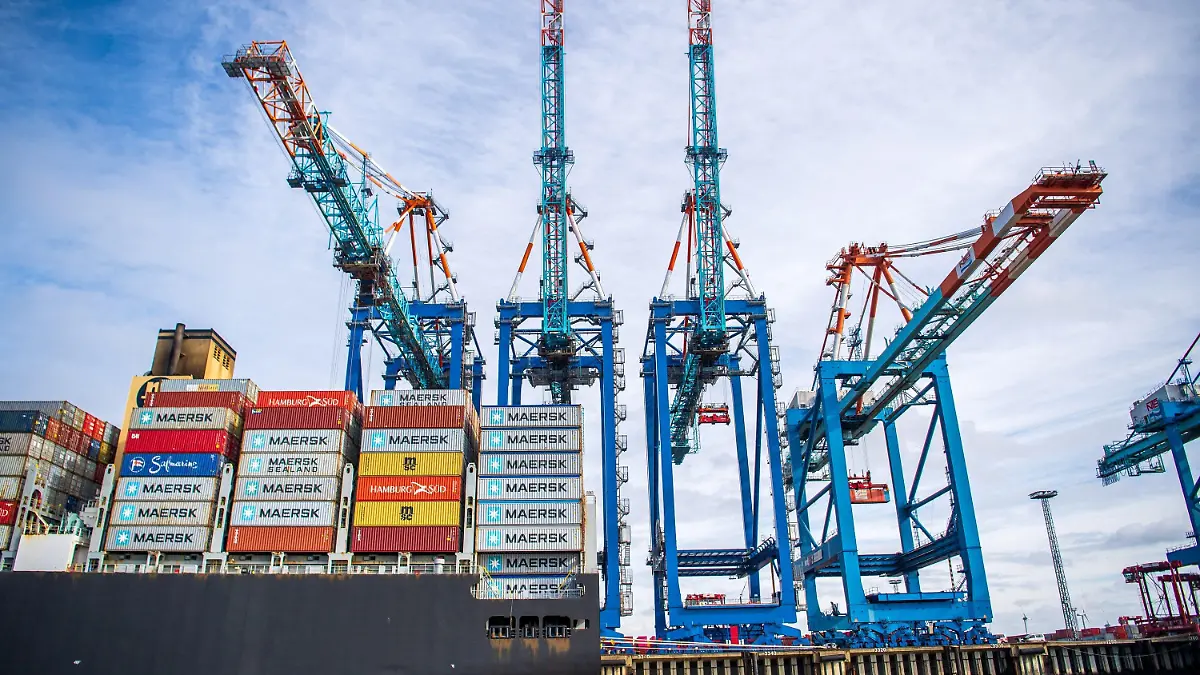 ARCHIV - 24.02.2022, Bremen, Bremerhaven: Ein Schiff liegt im Containerhafen. Deutschlands zweitgrößter Containerhafen in Bremerhaven soll in einem Großprojekt ertüchtigt werden, um die immer weiter wachsenden Containerschiffe abfertigen zu können. (zu dpa: «Containerkaje Bremerhaven wird in Großprojekt modernisiert») Foto: Sina Schuldt/dpa +++ dpa-Bildfunk +++