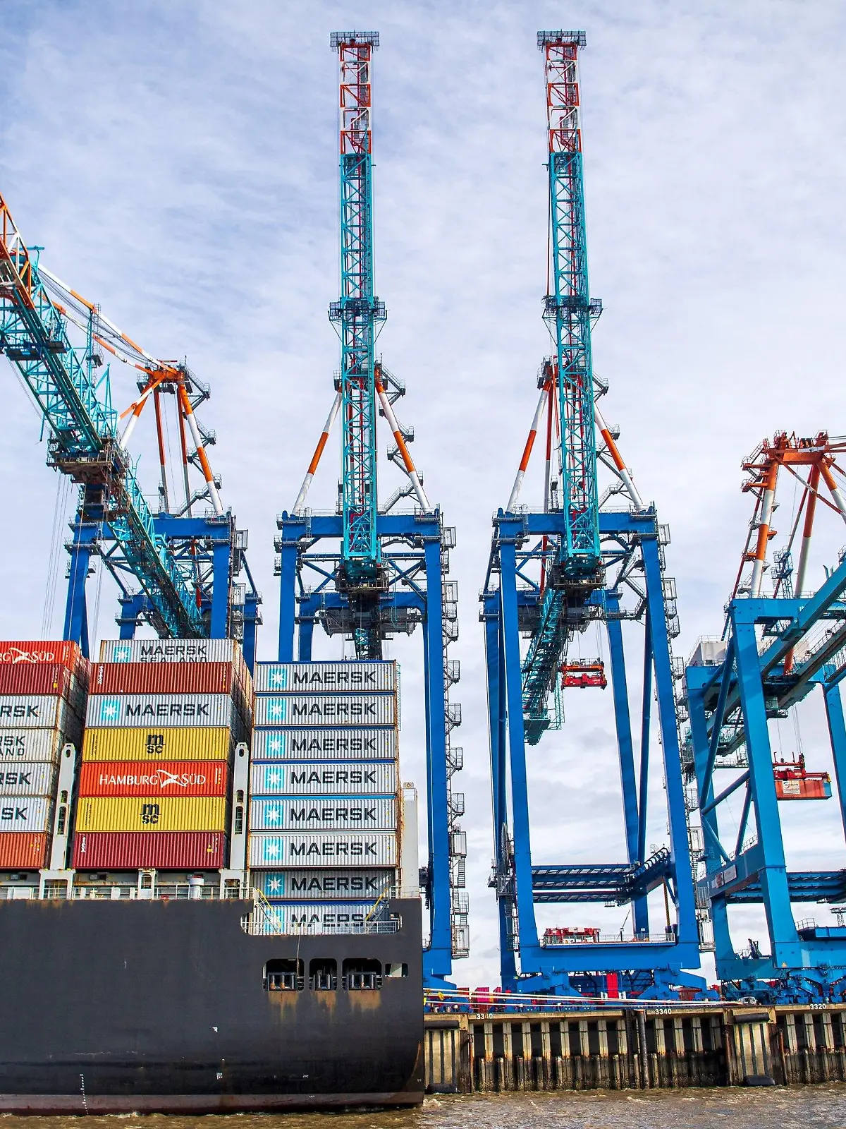 ARCHIV - 24.02.2022, Bremen, Bremerhaven: Ein Schiff liegt im Containerhafen. Deutschlands zweitgrößter Containerhafen in Bremerhaven soll in einem Großprojekt ertüchtigt werden, um die immer weiter wachsenden Containerschiffe abfertigen zu können. (zu dpa: «Containerkaje Bremerhaven wird in Großprojekt modernisiert») Foto: Sina Schuldt/dpa +++ dpa-Bildfunk +++