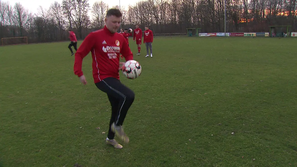 Fussballspielen ist seine Leidenschaft. Endlich kann er das wieder.
