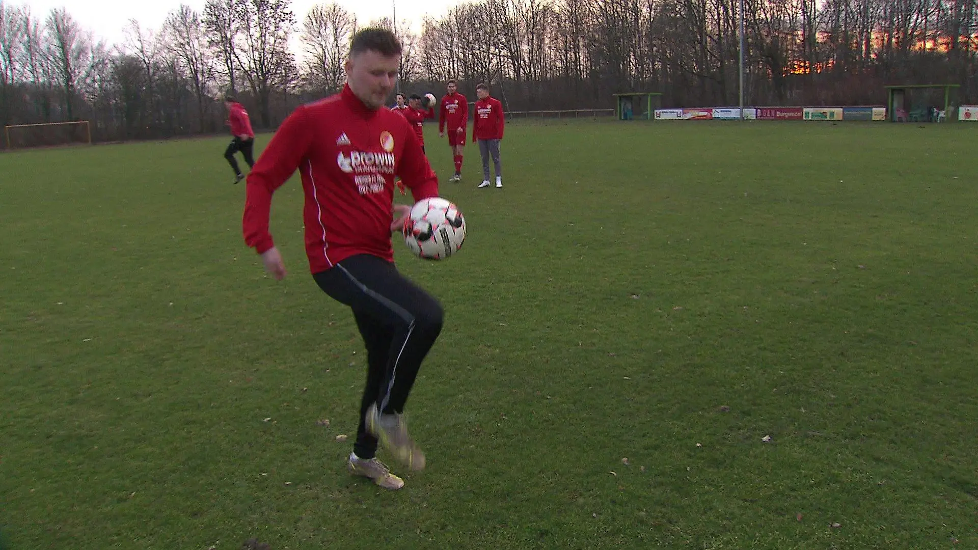 Fussballspielen ist seine Leidenschaft. Endlich kann er das wieder.