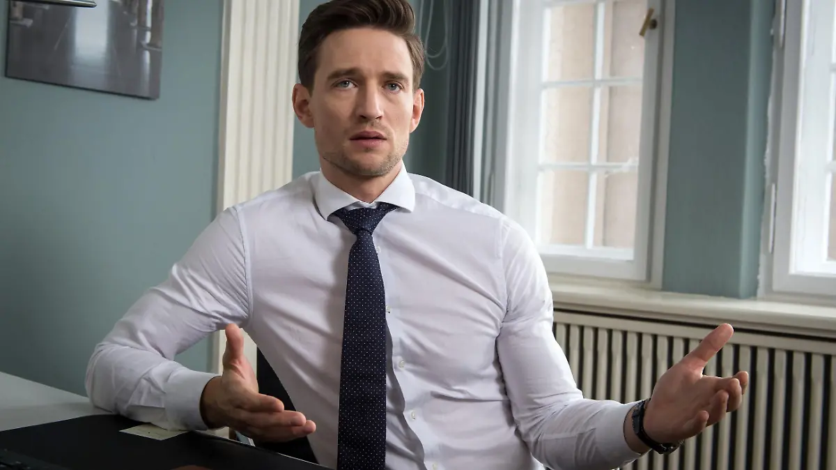 Maximilian (August Wittgenstein) wird wegen der Auskunft über Theodor zur Rede gestellt.                                        