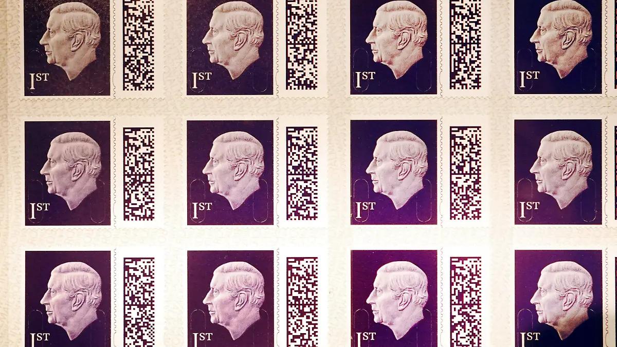 07.02.2023, Großbritannien, London: Einer der ersten Bögen der Dauermarke 1. Klasse, die König Karl III. zeigt, wird im Postmuseum ausgestellt, bevor sie im Laufe des Jahres in Umlauf kommt. Das Bild des Königs, das ihn mit dem Gesicht nach links zeigt, ist eine angepasste Version des Porträts, das Martin Jennings für die Royal Mint für die Vorderseite der neuen britischen Münzprägung geschaffen hat. (zu dpa: «Royal Mail zeigt neue Briefmarken mit König Charles III.») Foto: Victoria Jones/PA Wire/dpa +++ dpa-Bildfunk +++