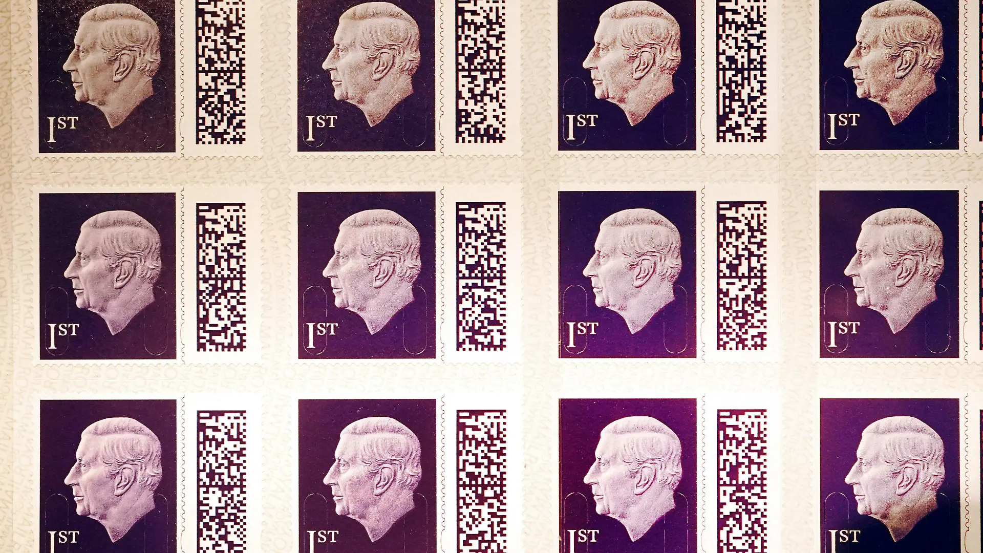 07.02.2023, Großbritannien, London: Einer der ersten Bögen der Dauermarke 1. Klasse, die König Karl III. zeigt, wird im Postmuseum ausgestellt, bevor sie im Laufe des Jahres in Umlauf kommt. Das Bild des Königs, das ihn mit dem Gesicht nach links zeigt, ist eine angepasste Version des Porträts, das Martin Jennings für die Royal Mint für die Vorderseite der neuen britischen Münzprägung geschaffen hat. (zu dpa: «Royal Mail zeigt neue Briefmarken mit König Charles III.») Foto: Victoria Jones/PA Wire/dpa +++ dpa-Bildfunk +++