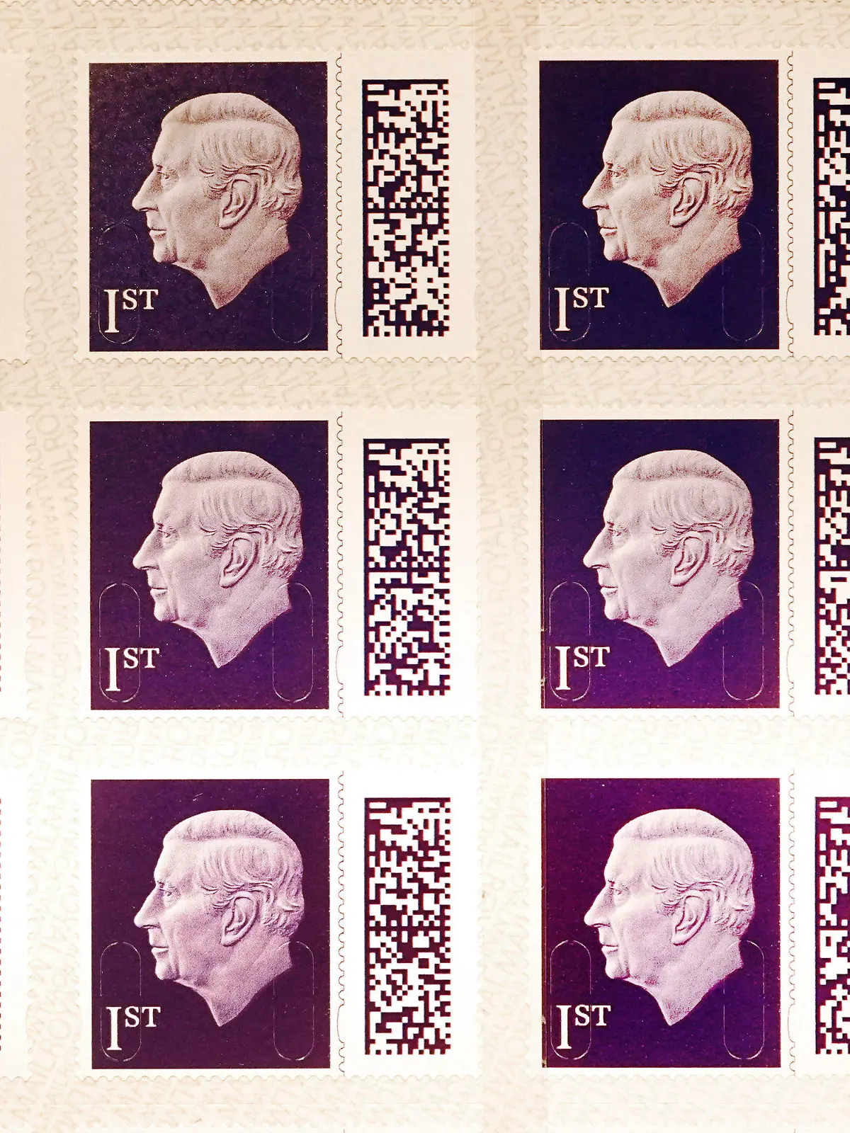07.02.2023, Großbritannien, London: Einer der ersten Bögen der Dauermarke 1. Klasse, die König Karl III. zeigt, wird im Postmuseum ausgestellt, bevor sie im Laufe des Jahres in Umlauf kommt. Das Bild des Königs, das ihn mit dem Gesicht nach links zeigt, ist eine angepasste Version des Porträts, das Martin Jennings für die Royal Mint für die Vorderseite der neuen britischen Münzprägung geschaffen hat. (zu dpa: «Royal Mail zeigt neue Briefmarken mit König Charles III.») Foto: Victoria Jones/PA Wire/dpa +++ dpa-Bildfunk +++
