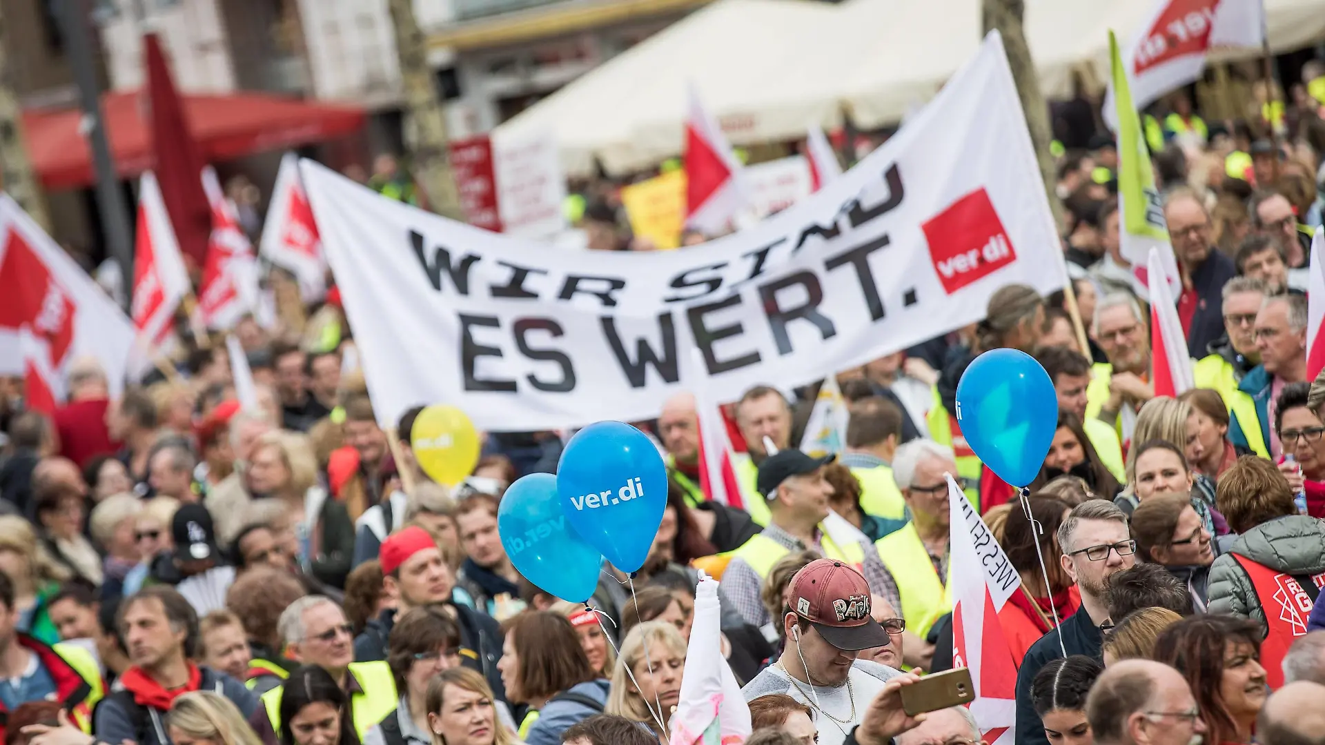 Kundgebung der verdi Köln im Rahmen des Warnstreik des öffentlichen Dienst am 10. April 2018 auf dem Heumarkt in Köln. Demonstration und Kundgebung - verdi Köln *** Demonstration of verdi Cologne in the context of the warning strike of the public service on 10 April 2018 on the Heumarkt in Cologne Demonstration and demonstration verdi Cologne