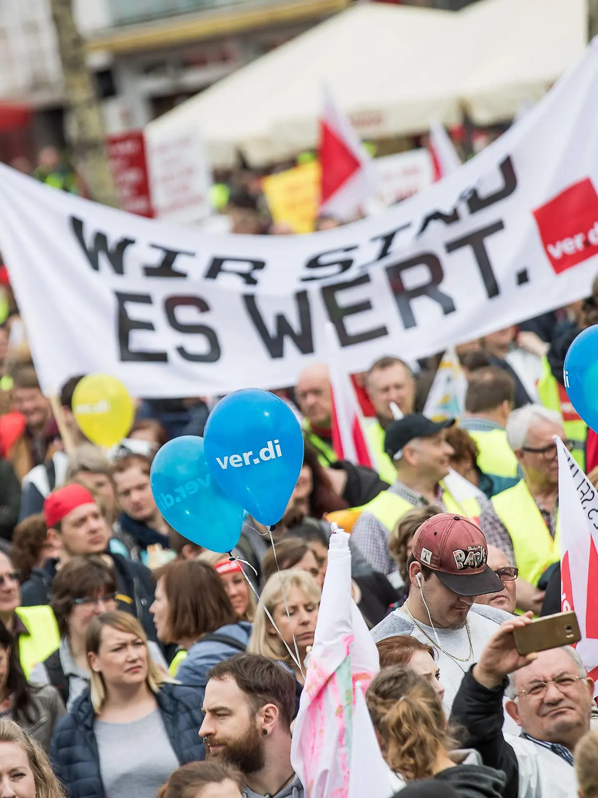 Kundgebung der verdi Köln im Rahmen des Warnstreik des öffentlichen Dienst am 10. April 2018 auf dem Heumarkt in Köln. Demonstration und Kundgebung - verdi Köln *** Demonstration of verdi Cologne in the context of the warning strike of the public service on 10 April 2018 on the Heumarkt in Cologne Demonstration and demonstration verdi Cologne  