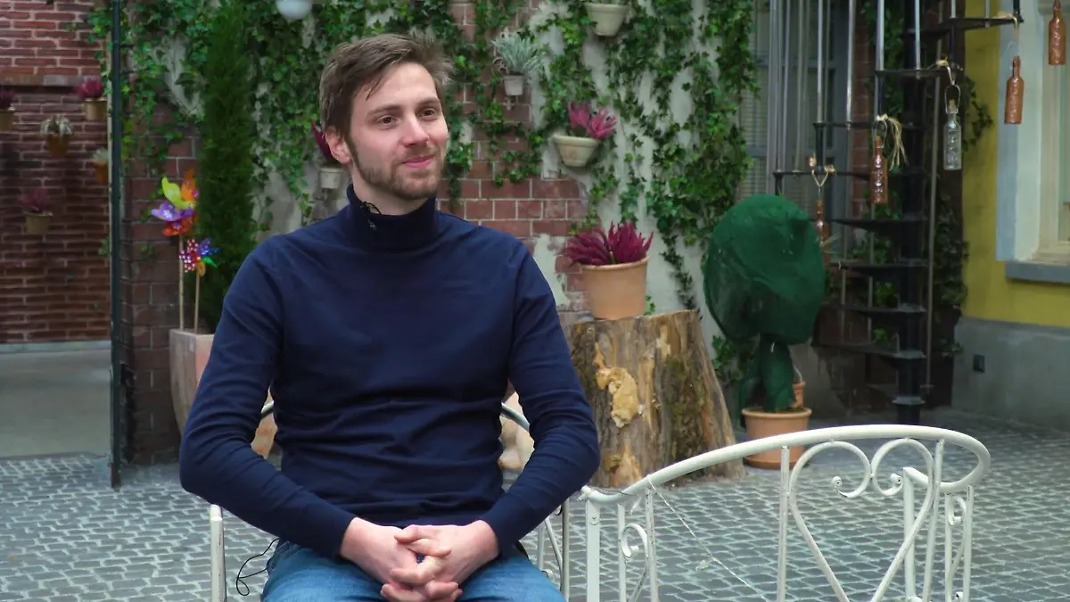 Fabian Kronbach spielt im "Repair Café" Kölsche Musik bei "Unter uns"