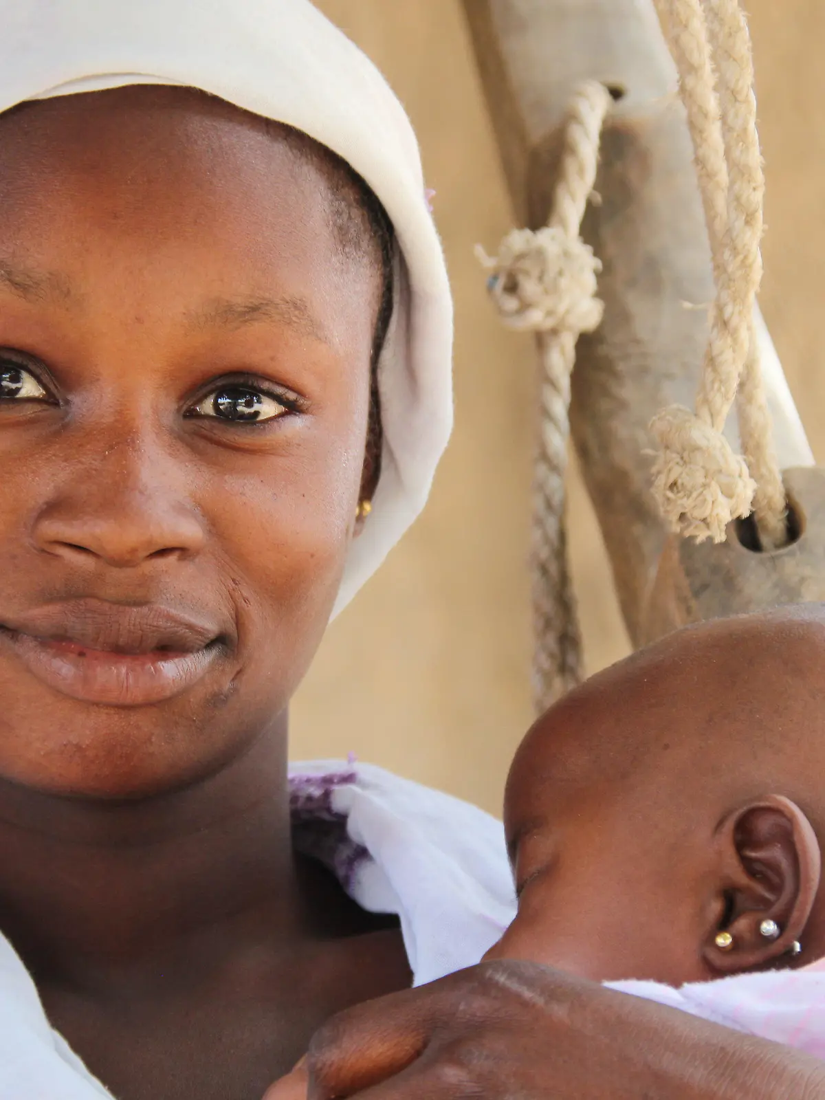 20.03.2018, Mali, M'Pentièrébougou: Die 13-jährige Minata, die schon im Alter von zwölf Jahren verheiratet wurde, hält im Hof ihres Elternhauses in der Region Koulikoro im Zentrum Malis ihre etwa zweieinhalb Monate alte Tochter Dioulaba im Arm. (zu dpa «Kleine Mädchen als Bräute: «Ich habe Angst, schwanger zu werden»» vom 07.04.2018) Foto: Jürgen Bätz/dpa +++ dpa-Bildfunk +++