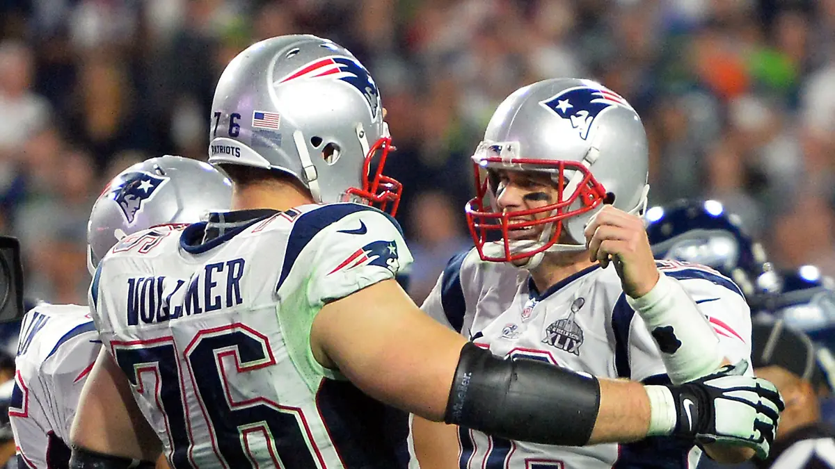ARCHIV - 01.02.2015, USA, Glendale: American Football: NFL, Superbowl XLIX, New England Patriots - Seattle Seahawks im University of Phoenix Stadium. New England damaliger Quarterback Tom Brady (r) jubelt mit seinem damaligen deutschen Mitspieler Sebastian Vollmer. Foto: Larry W. Smith/EPA/dpa +++ dpa-Bildfunk +++