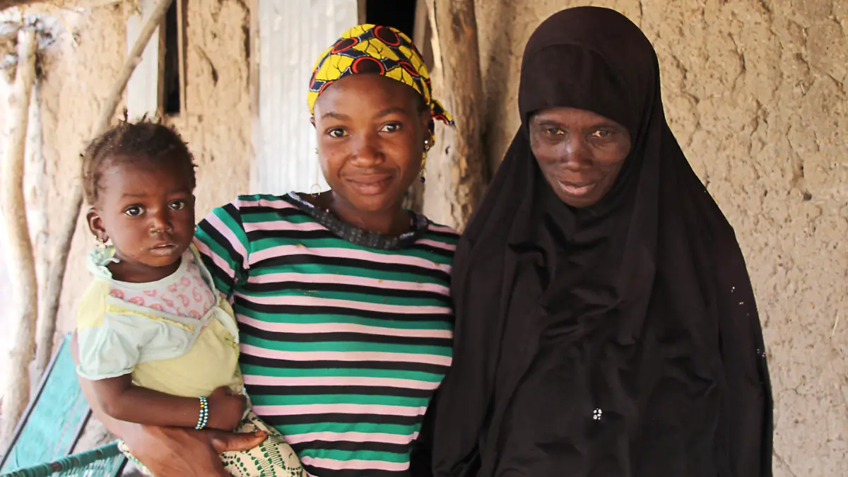 20.03.2018, Mali, M'Pentièrébougou: Sounkoura Diarra (r) ist die Schwiegermutter der 13-jährigen Bintou. Eine Heirat im jungen Alter entspreche der Tradition, meint die Schwiegermutter. Im Bild ist auch eine weitere ihrer Schwiegertöchter: Die 16-Jährige hat mit 14 geheiratet, ihr Kind ist jetzt fast zwei Jahre alt. (zu dpa «Kleine Mädchen als Bräute: «Ich habe Angst, schwanger zu werden»» vom 07.04.2018) Foto: Jürgen Bätz/dpa +++ dpa-Bildfunk +++