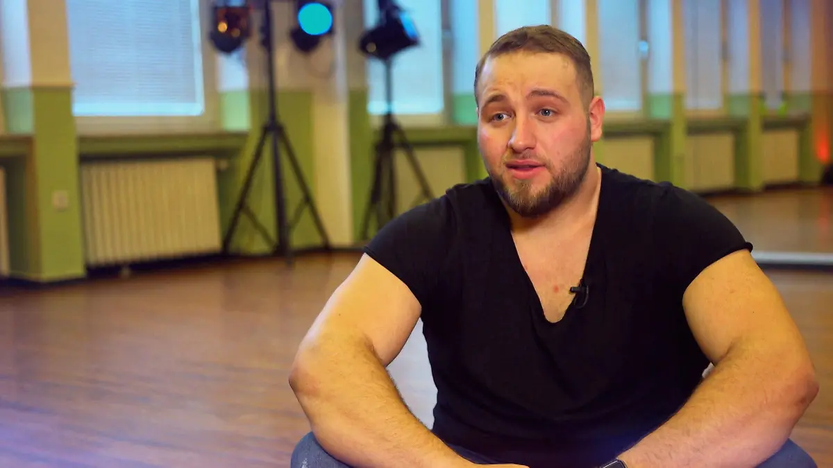Giulio kann singend und tanzend überzeugen DSDS 2018: Die 1. Liveshow