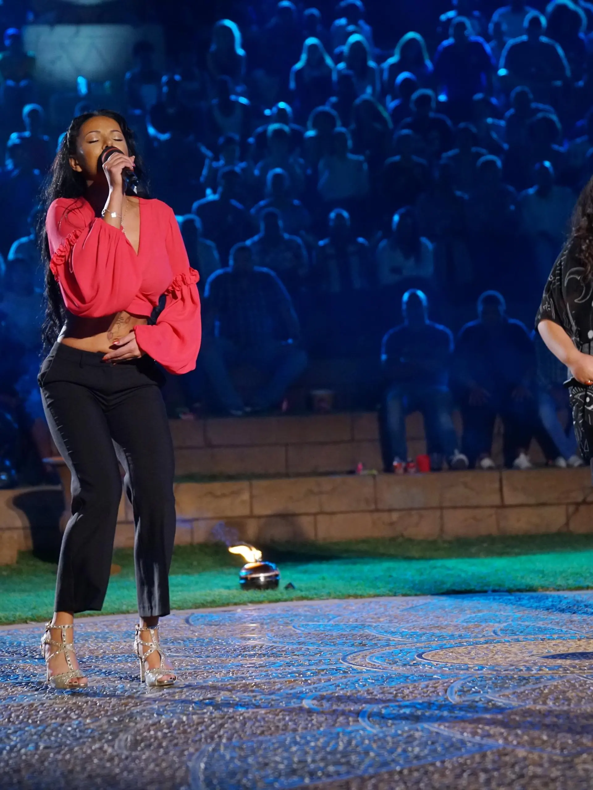 Emilija Mihailova (l.) und Janina El Arguioui performen im dritten Set, dem Amphitheater des "Sun City Ressorts". Das letzte Set des Auslandsrecalls ist ein Duell-Set. Nur eine kommt weiter, für die andere endet der Weg bei "DSDS".