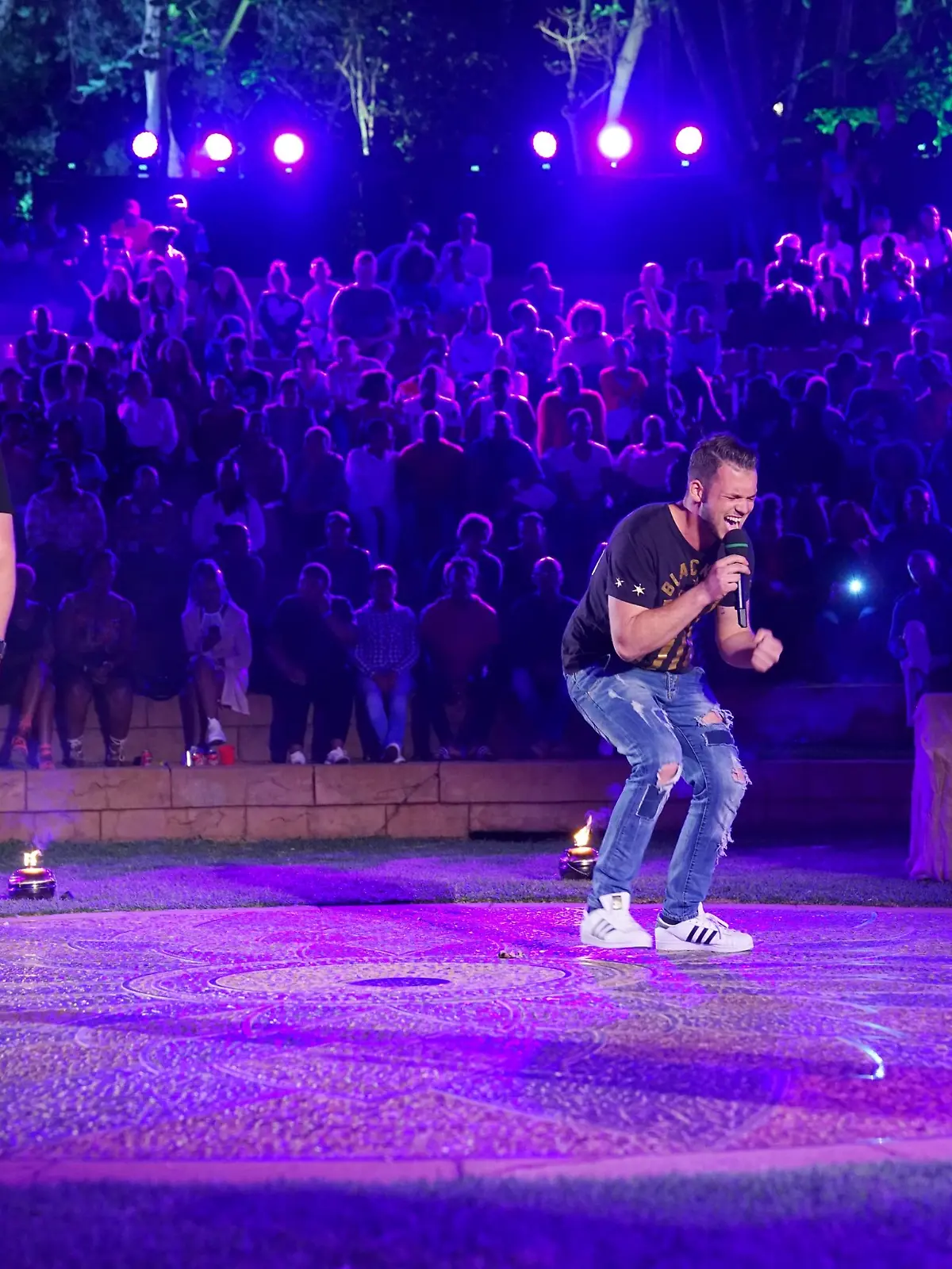 Lukas Otte (l.) und Michael Rauscher performen im dritten Set, dem Amphitheater des "Sun City Ressorts". Das letzte Set des Auslandsrecalls ist ein Duell-Set. Nur einer kommt weiter, für den anderen endet der Weg bei "DSDS".