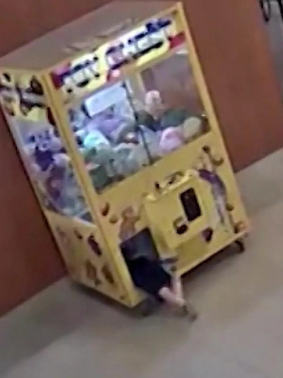 Bild zu: "Gefangen im Greifautomaten! Gieriger Junge will Kuscheltier um jeden Preis"