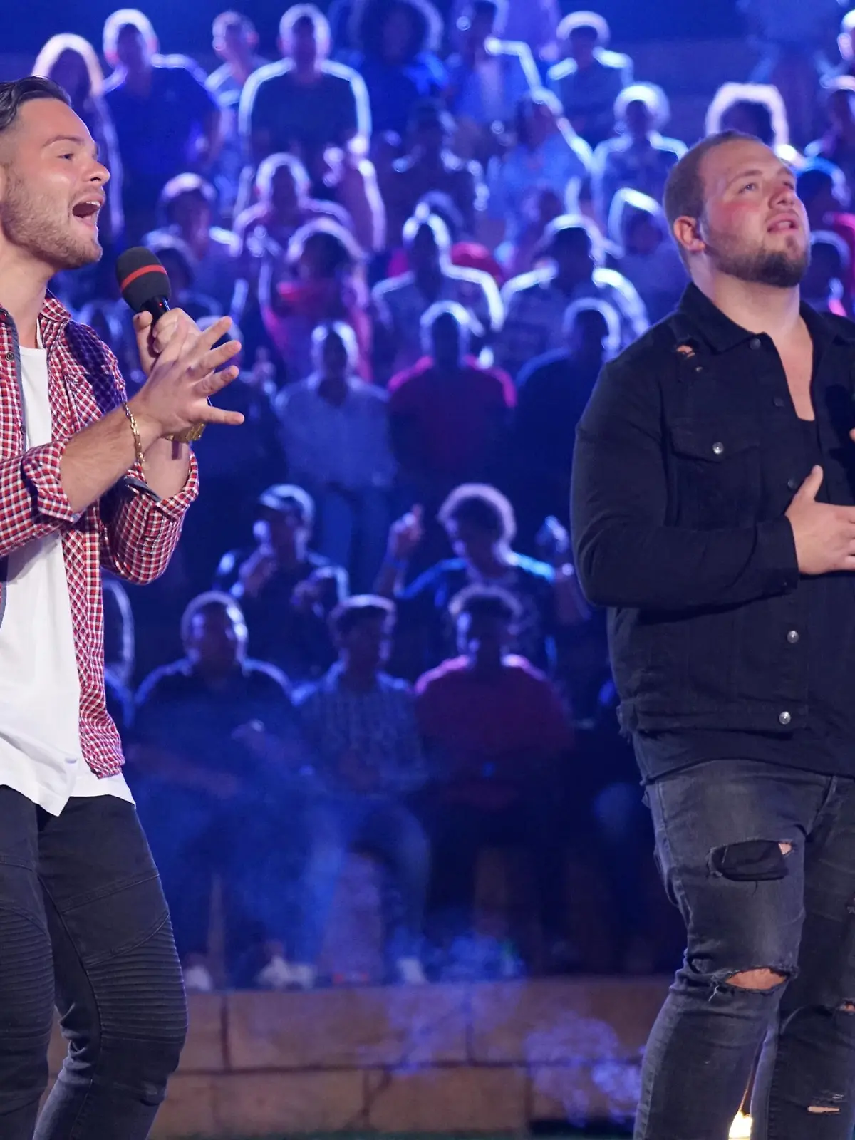 Santo Rotolo (l.) und Giulio Arancio performen im dritten Set, dem Amphitheater des 'Sun City Ressorts'. Das letzte Set des Auslandsrecalls ist ein Duell-Set. Nur einer kommt weiter, für den anderen endet der Weg bei 'DSDS'.