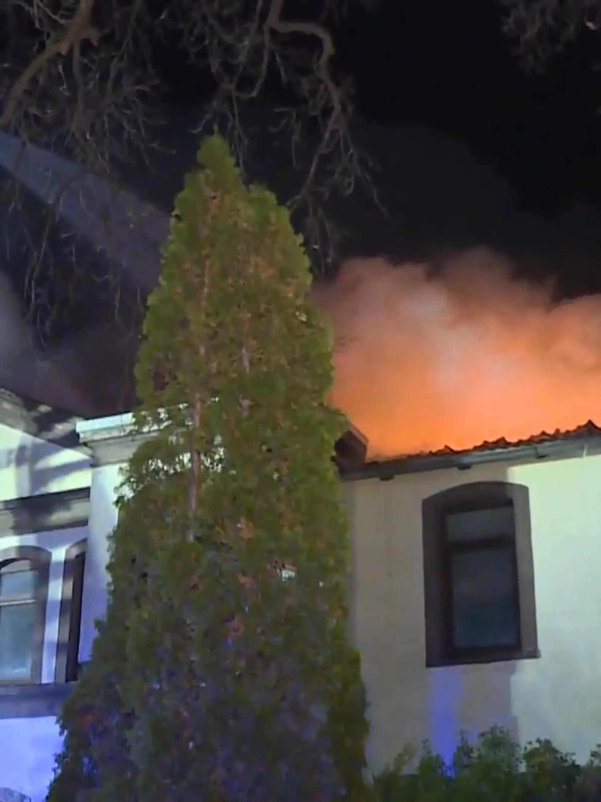 Meterhoch schlagen die Flammen aus dem Dachstuhl. Jede Sekunde zählt. Zwei Männer handeln ohne Zögern.