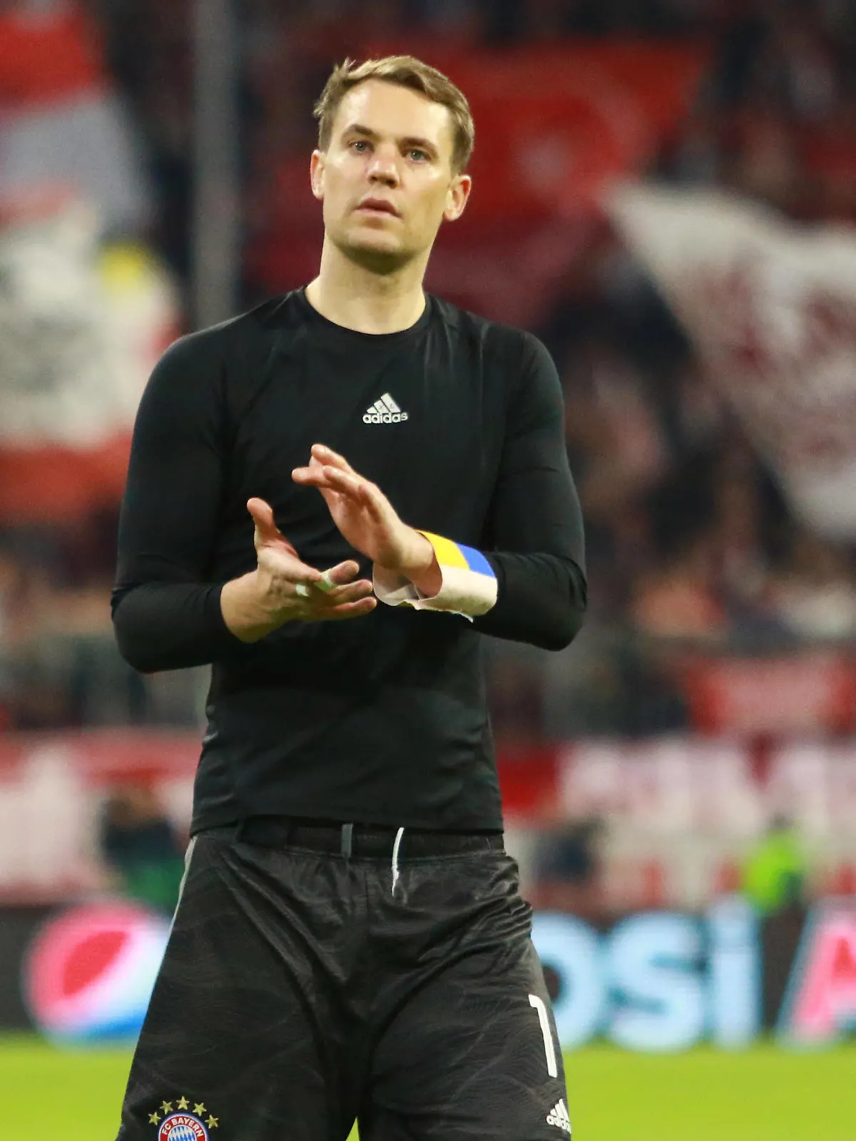 1 Manuel Neuer FCB bedankt sich bei den Fans Fussball / UEFA Champions League / FC Bayern Muenchen - Villarreal CF / Allianz Arena / 12.04.2022 / Viertelfinale / Rueckspiel FOTO: Mladen Lackovic / LakoPress *** 1 Manuel Neuer FCB thanks fans Football UEFA Champions League FC Bayern Muenchen Villarreal CF Allianz Arena 12 04 2022 quarterfinal second leg PHOTO Mladen Lackovic LakoPress 