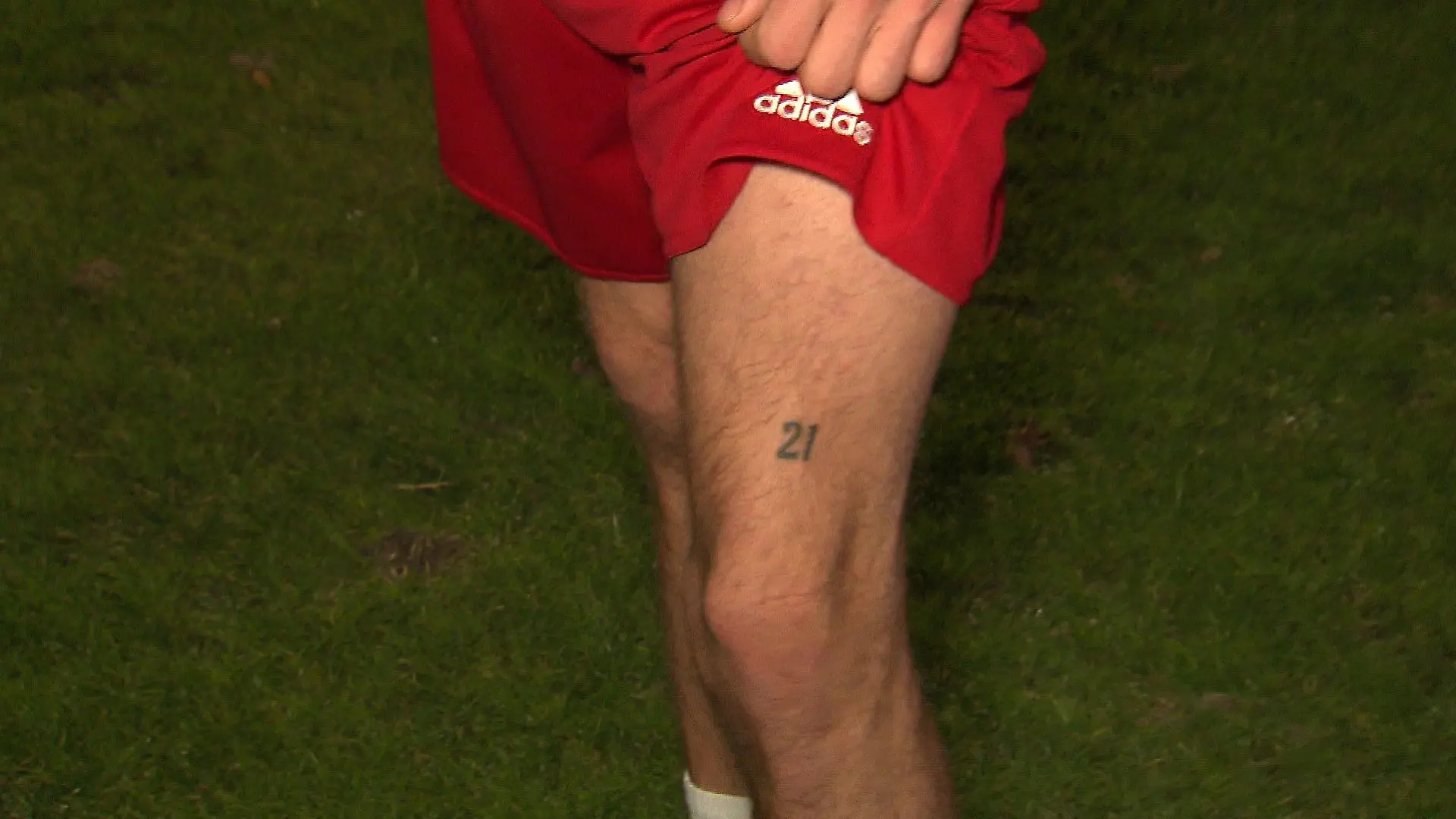Seine Freunde lassen sich die Rückennummer von Tims Trikot auf das Bein tätowieren. Sie wollen ihm so Kraft geben.
