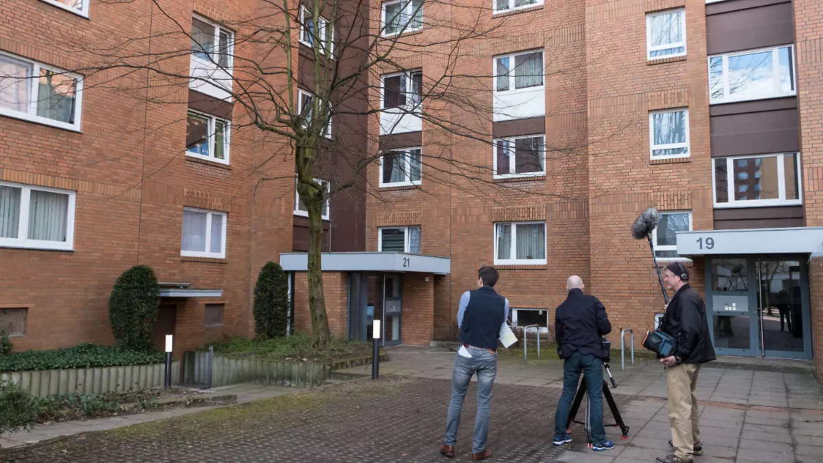 04.04.2018, Niedersachsen, Hannover: Ein Kamerateam steht vor einem Mehrfamilienhaus im Stadtteil Groß-Buchholz, in dem am Vorabend zwei Tote entdeckt wurden. Ein Hund hat in Hannover nach ersten Erkenntnissen der Polizei eine Mutter und ihren Sohn totgebissen. Feuerwehrleute fingen in einer Wohnung in der Nacht zum Mittwoch einen Staffordshire-Terrier ein. Foto: Peter Steffen/dpa +++ dpa-Bildfunk +++