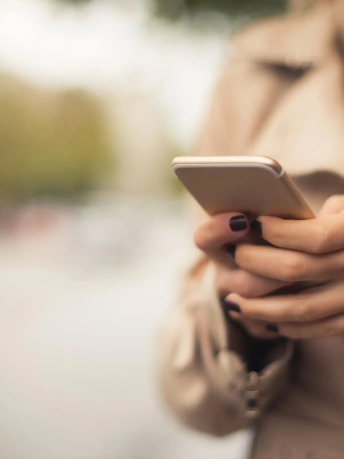 Close up of a woman using her smartphone outdoors.