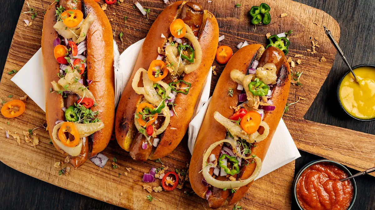 Hot Dogs zum Super Bowl snacken.