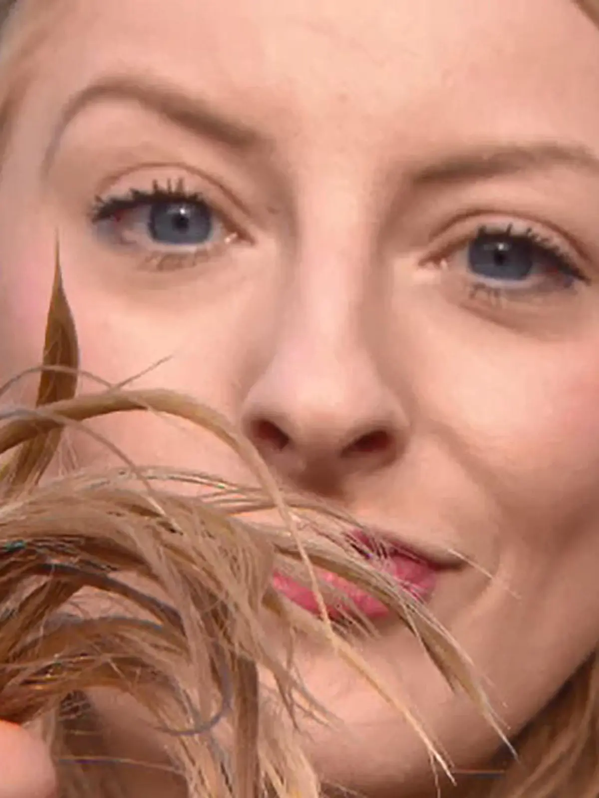 Reporterin mit nassen Haaren.