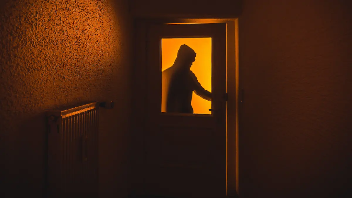 ARCHIV - ILLUSTRATION - 25.04.2015, Bayern, Aufseß: Ein Einbrecher verschafft sich Zutritt zu einer Wohnung (gestellte Szene). (Zu dpa «Immer weniger Wohnungseinbrüche in Bayern» vom 27.03.2018) Foto: Nicolas Armer/dpa +++ dpa-Bildfunk +++