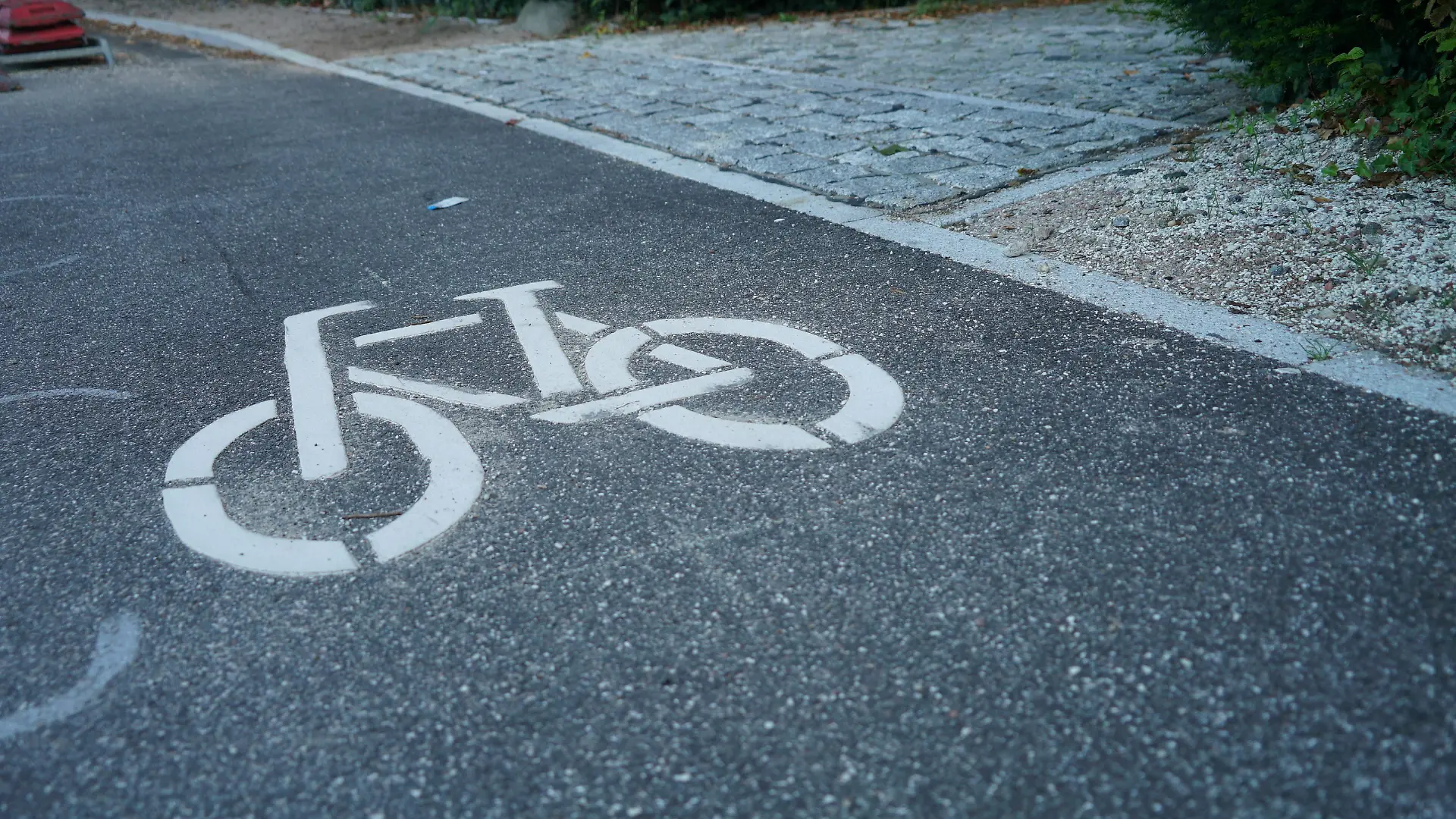 Schilda in Hamburg: Posse um einen zu knappen Fussweg neben einem neu ausgebauten Fahrradstreifen an der Elbchaussee in Blankenese 

/ 240823
