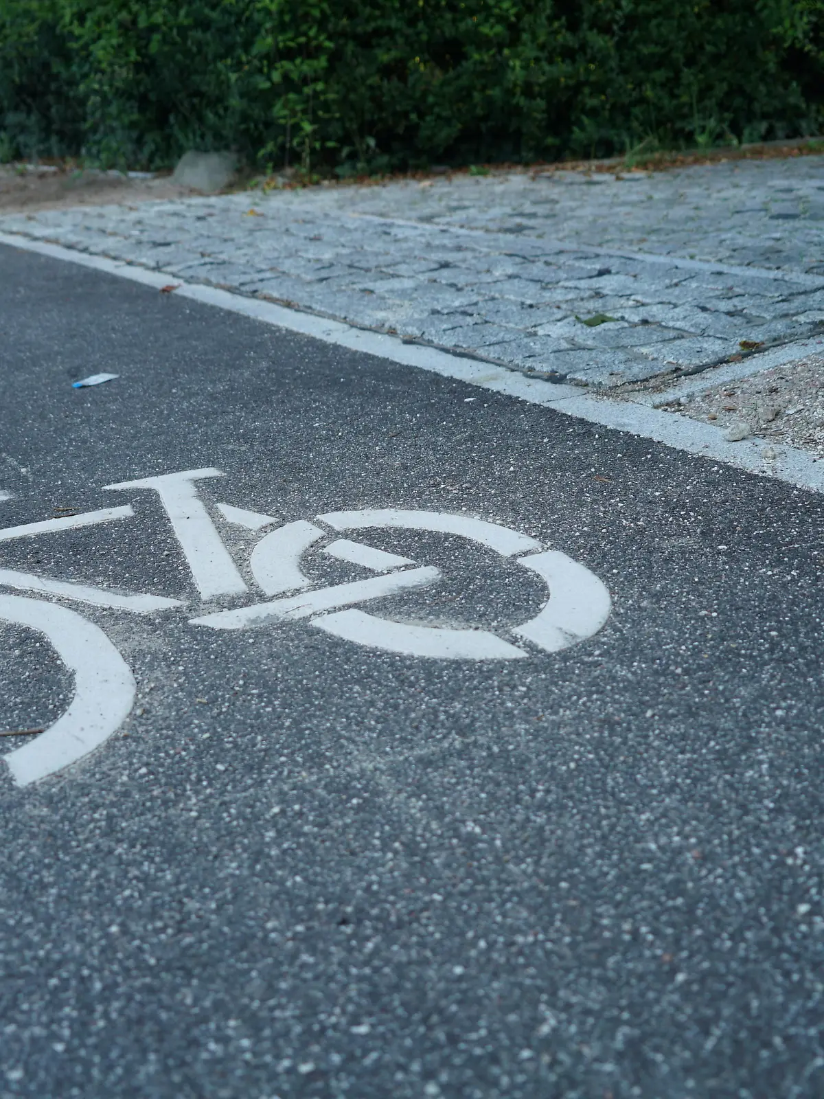Schilda in Hamburg: Posse um einen zu knappen Fussweg neben einem neu ausgebauten Fahrradstreifen an der Elbchaussee in Blankenese 

/ 240823
