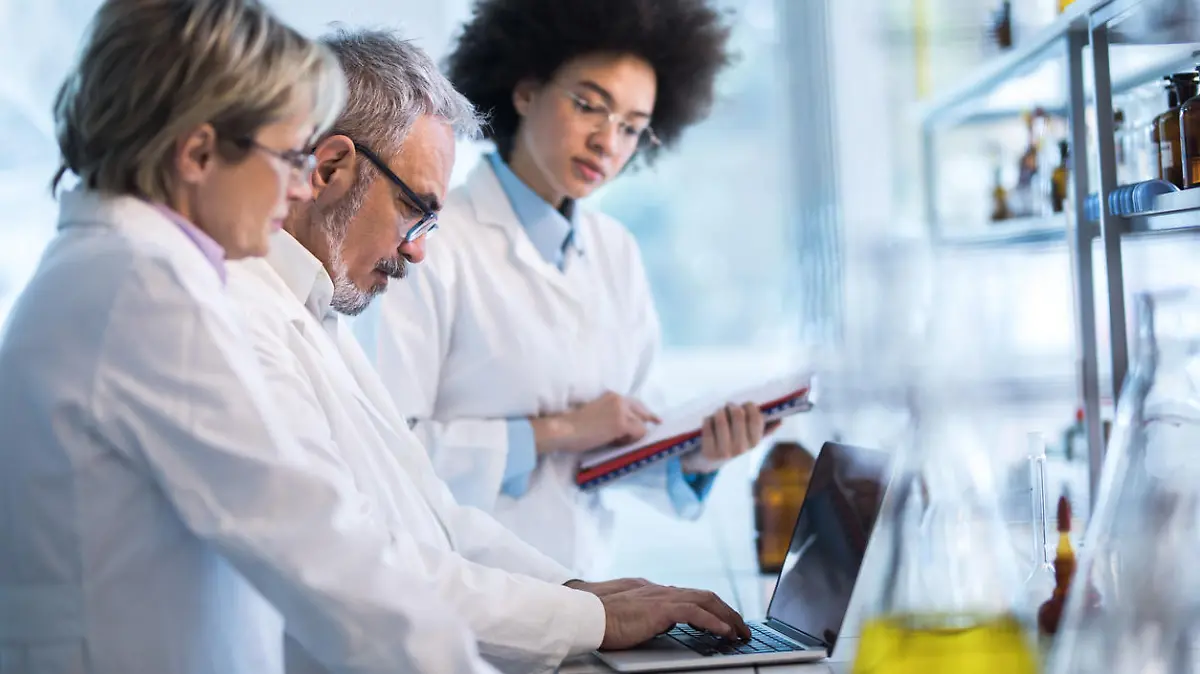 Ärzte analysieren etwas vor einem Computer.